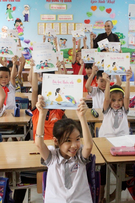 Tặng sách trường tiểu học Song Mai, Tp. Bắc Giang