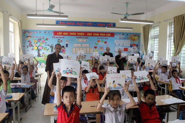 Tặng sách trường tiểu học Song Mai, Tp. Bắc Giang