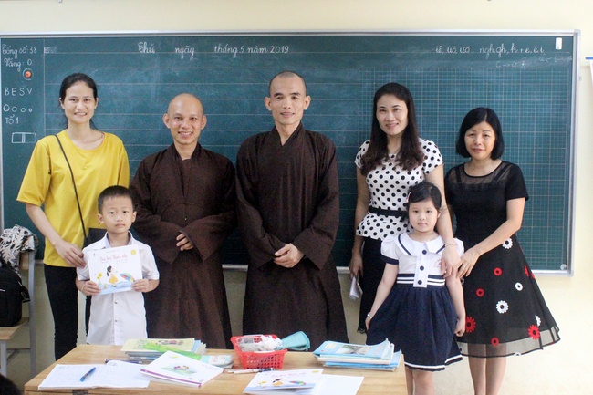 Tặng sách trường tiểu học Song Mai, Tp. Bắc Giang