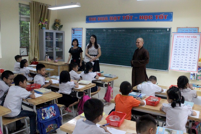 Tặng sách trường tiểu học Song Mai, Tp. Bắc Giang