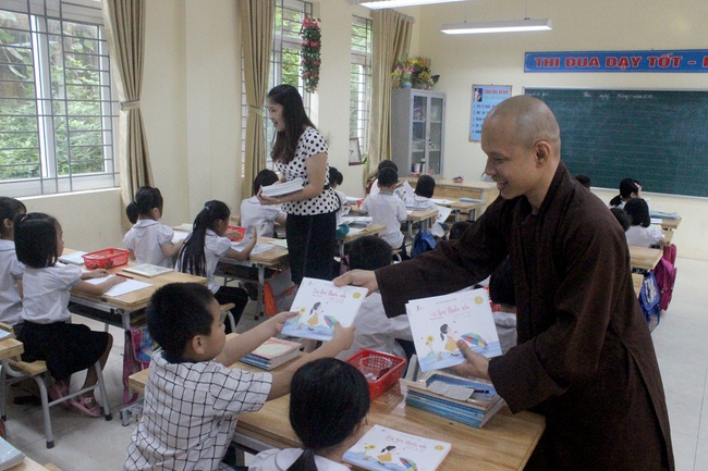 Tặng sách trường tiểu học Song Mai, Tp. Bắc Giang