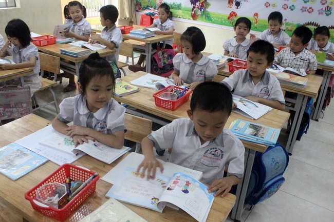 Tặng sách trường tiểu học Song Mai, Tp. Bắc Giang