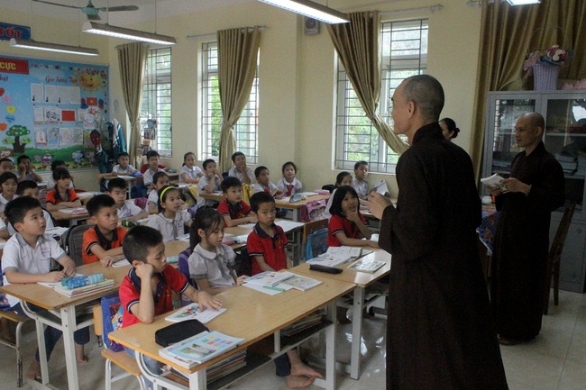 Tặng sách trường tiểu học Song Mai, Tp. Bắc Giang