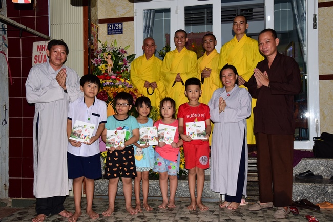 Trao bằng công đức mùa Phật đản tại tư gia Phật tử