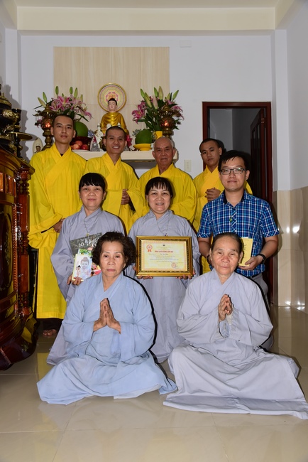 Trao bằng công đức mùa Phật đản tại tư gia Phật tử