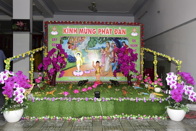 Trao bằng công đức mùa Phật đản tại tư gia Phật tử