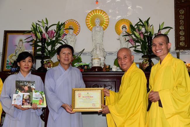 Trao bằng công đức mùa Phật đản tại tư gia Phật tử