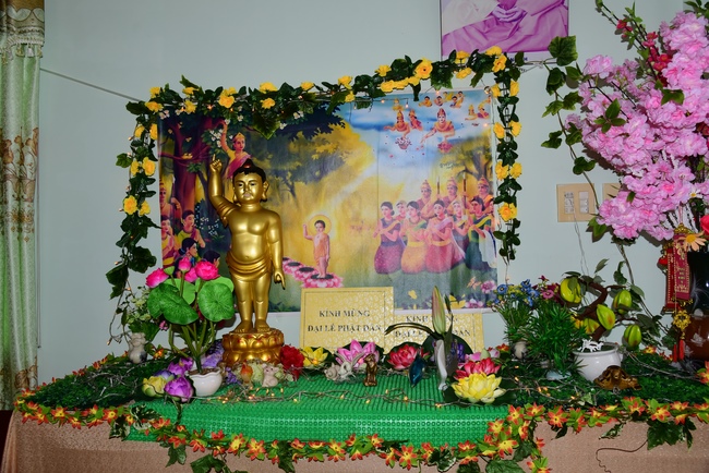 Trao bằng công đức mùa Phật đản tại tư gia Phật tử