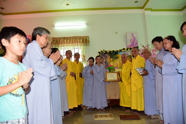 Trao bằng công đức mùa Phật đản tại tư gia Phật tử