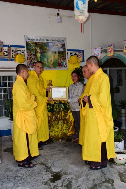 Trao bằng công đức mùa Phật đản tại tư gia Phật tử