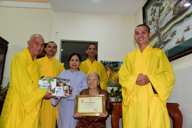 Trao bằng công đức mùa Phật đản tại tư gia Phật tử