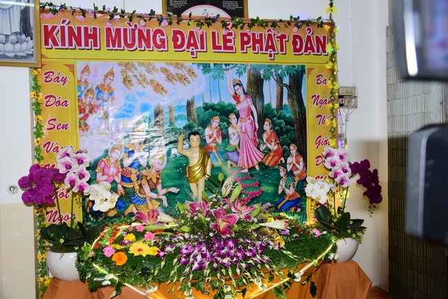 Trao bằng công đức mùa Phật đản tại tư gia Phật tử