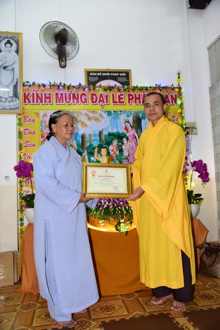 Trao bằng công đức mùa Phật đản tại tư gia Phật tử