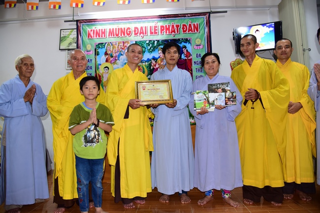 Trao bằng công đức mùa Phật đản tại tư gia Phật tử