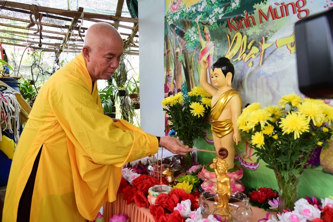 Trao bằng công đức mùa Phật đản tại tư gia Phật tử