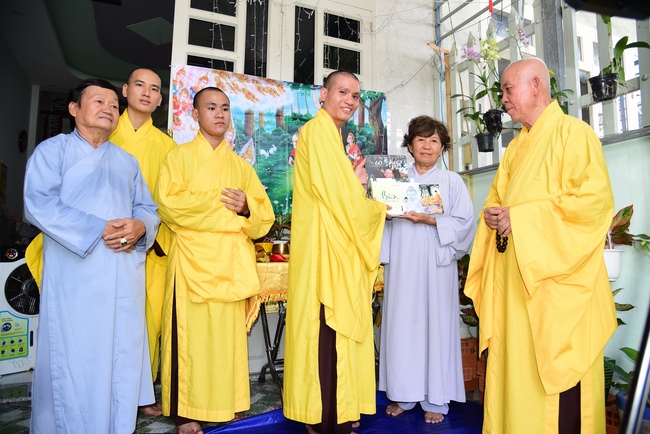 Trao bằng công đức mùa Phật đản tại tư gia Phật tử