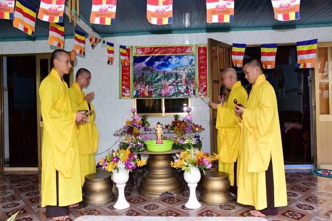 Trao bằng công đức mùa Phật đản tại tư gia Phật tử