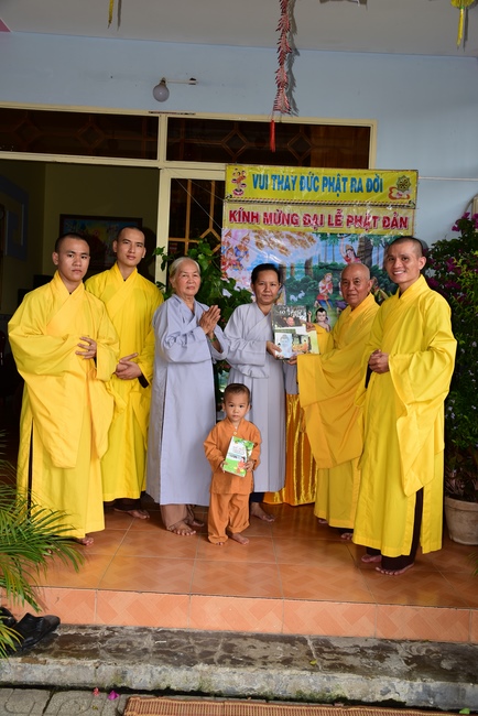 Trao bằng công đức mùa Phật đản tại tư gia Phật tử