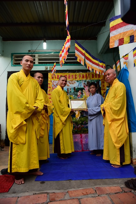 Trao bằng công đức mùa Phật đản tại tư gia Phật tử