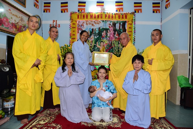 Trao bằng công đức mùa Phật đản tại tư gia Phật tử