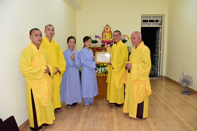 Trao bằng công đức mùa Phật đản tại tư gia Phật tử