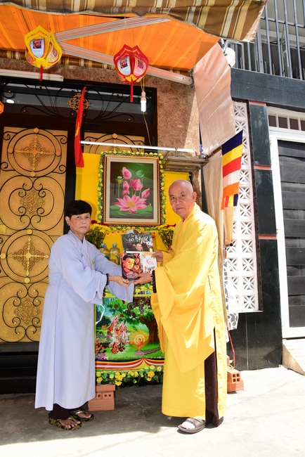 Trao bằng công đức mùa Phật đản tại tư gia Phật tử