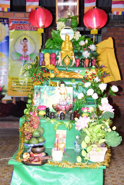 Trao bằng công đức mùa Phật đản tại tư gia Phật tử