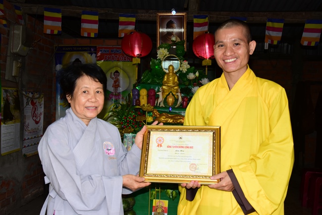 Trao bằng công đức mùa Phật đản tại tư gia Phật tử