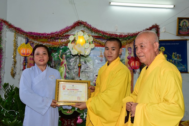 Trao bằng công đức mùa Phật đản tại tư gia Phật tử