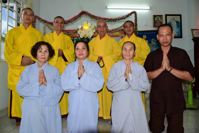 Trao bằng công đức mùa Phật đản tại tư gia Phật tử