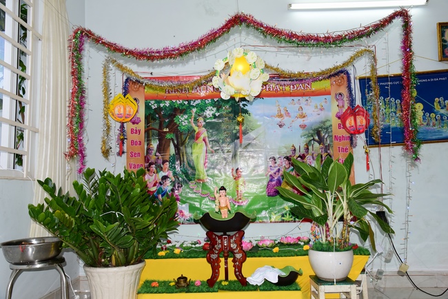 Trao bằng công đức mùa Phật đản tại tư gia Phật tử