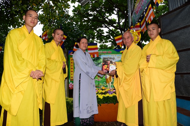 Trao bằng công đức mùa Phật đản tại tư gia Phật tử