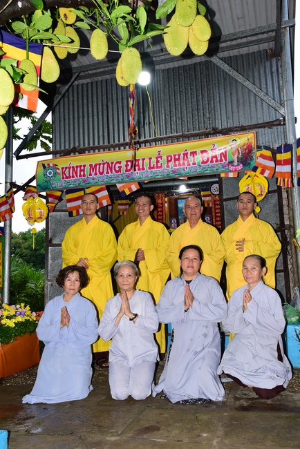 Trao bằng công đức mùa Phật đản tại tư gia Phật tử