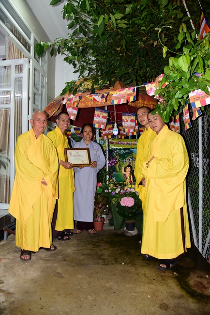 Trao bằng công đức mùa Phật đản tại tư gia Phật tử