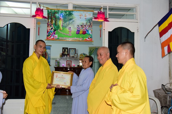 Trao bằng công đức mùa Phật đản tại tư gia Phật tử