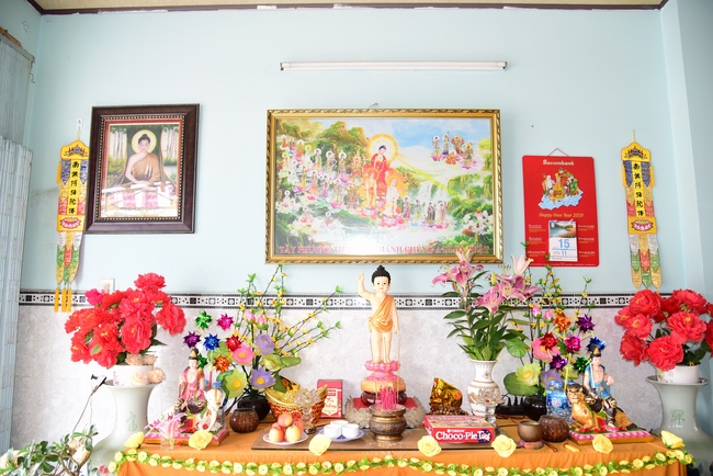 Trao bằng công đức mùa Phật đản tại tư gia Phật tử