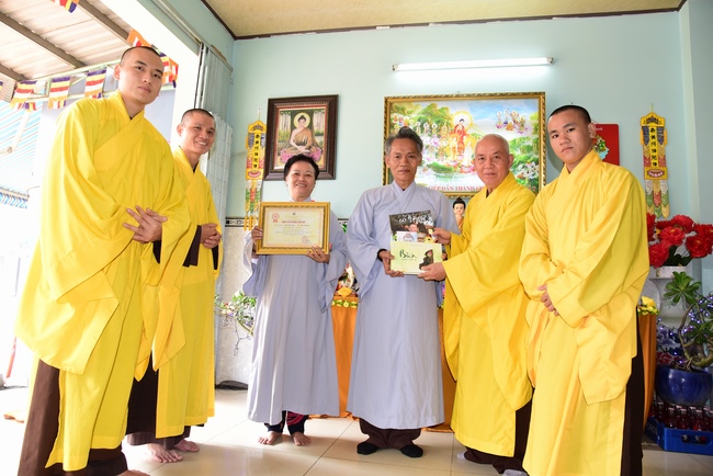 Trao bằng công đức mùa Phật đản tại tư gia Phật tử