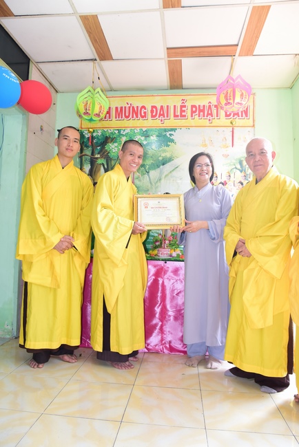 Trao bằng công đức mùa Phật đản tại tư gia Phật tử