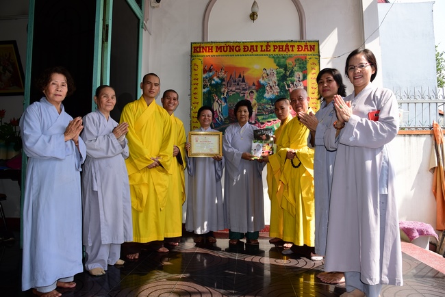 Trao bằng công đức mùa Phật đản tại tư gia Phật tử