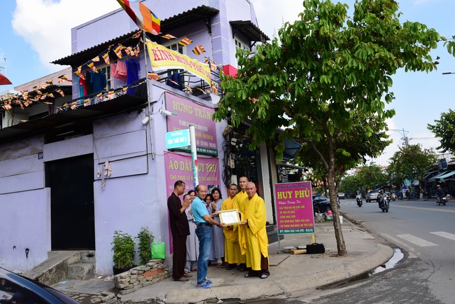 Trao bằng công đức mùa Phật đản tại tư gia Phật tử