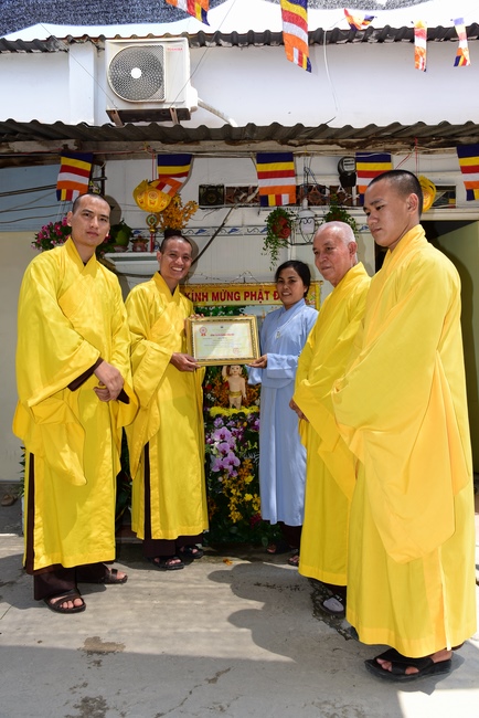 Trao bằng công đức mùa Phật đản tại tư gia Phật tử