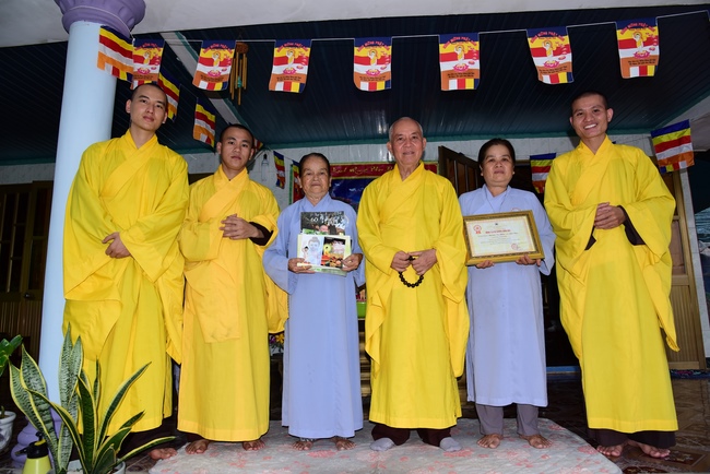 Trao bằng công đức mùa Phật đản tại tư gia Phật tử