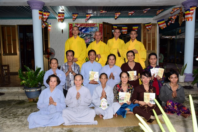 Trao bằng công đức mùa Phật đản tại tư gia Phật tử