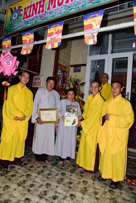 Trao bằng công đức mùa Phật đản tại tư gia Phật tử