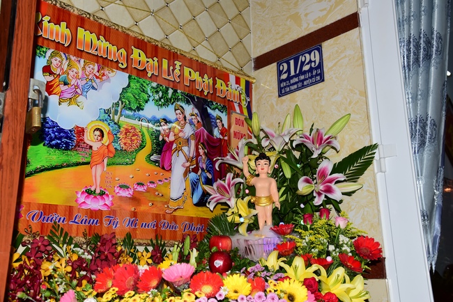 Trao bằng công đức mùa Phật đản tại tư gia Phật tử