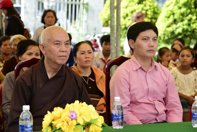 Giving gifts, offerings alms things and freeing creatures in Ha Tien.
