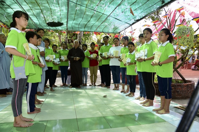 Giving gifts, offerings alms things and freeing creatures in Ha Tien.