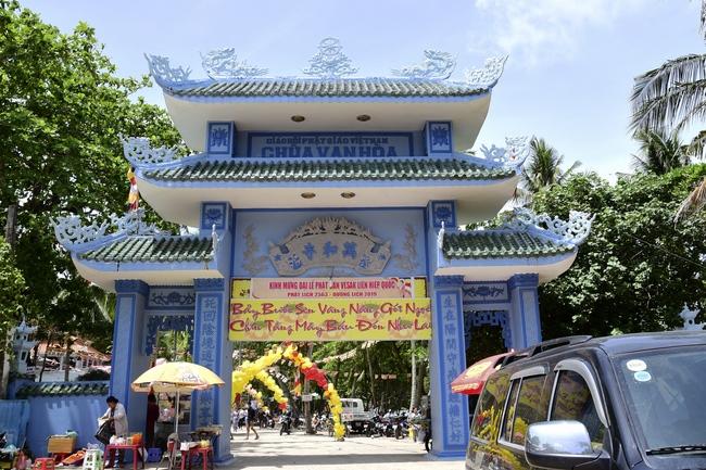Giving gifts, offerings alms things and freeing creatures in Ha Tien.