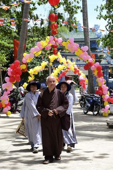 Giving gifts, offerings alms things and freeing creatures in Ha Tien.