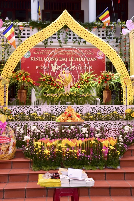 Giving gifts, offerings alms things and freeing creatures in Ha Tien.